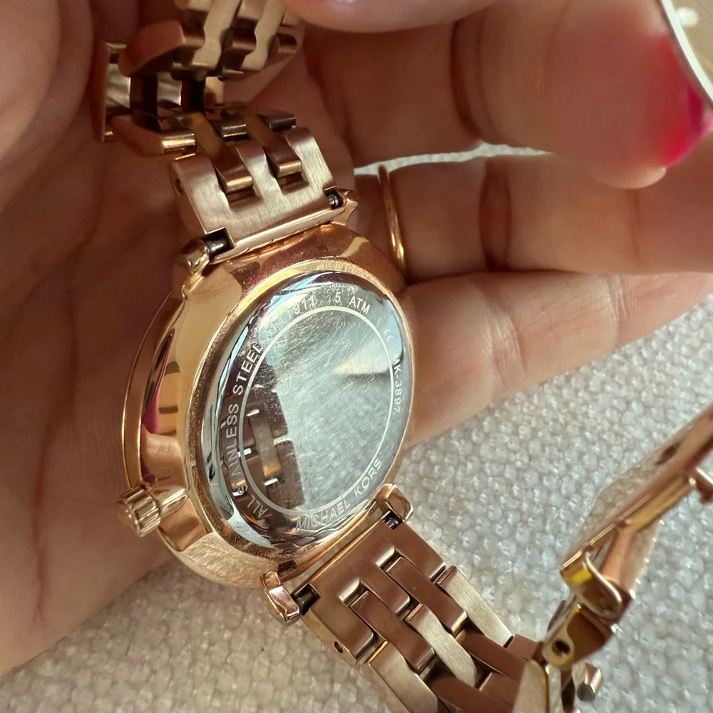 Michael Kors Gold Watch with Minimalist Dial and Link Bracelet - Picture 5 of 9